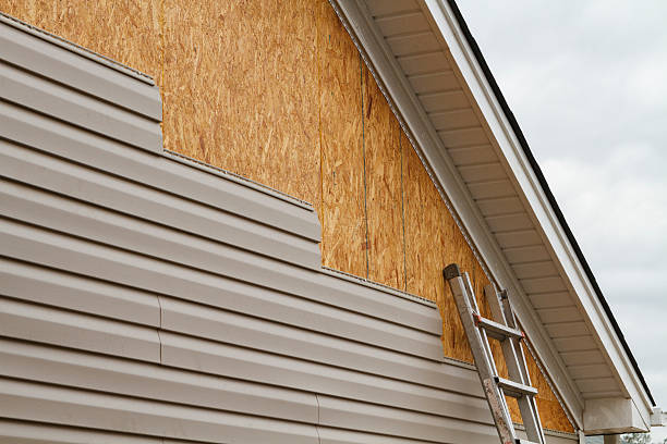 Professional Vinyl Siding technician working in Troy, TX
